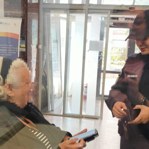 Femeie din Botoșani își recuperează telefonul uitat la Trezorerie