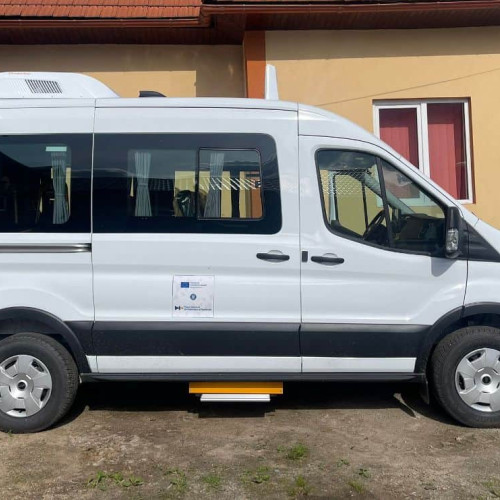 Două microbuze electrice noi pentru transportul elevilor din Alba