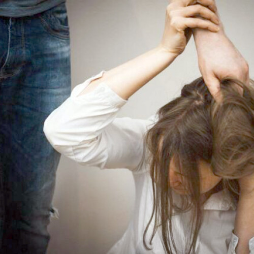 Minora din Hunedoara agresată de tatăl vitreg