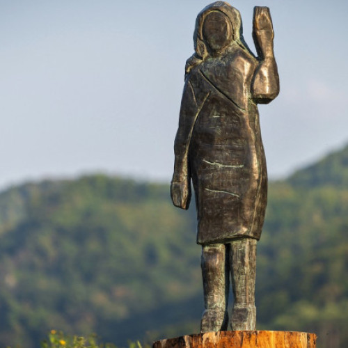 Statuie a Melaniei Trump furată în Slovenia