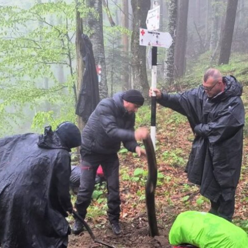Salvatorii montani din Vrancea reabilitează traseele turistice din Soveja