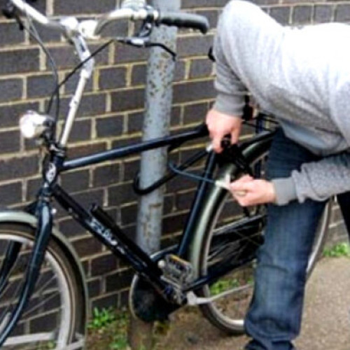 Un tânăr de 19 ani, acuzat de violarea domiciliului unei femei în vârstă, a furat o bicicletă.
