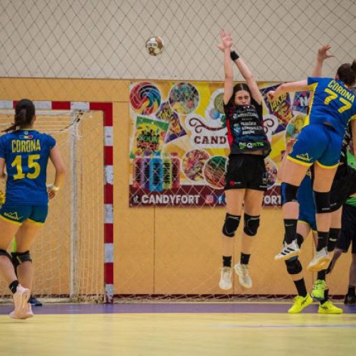 Echipa de junioare 2 a Coronei Brașov, victorioasă la Turneul Semifinal