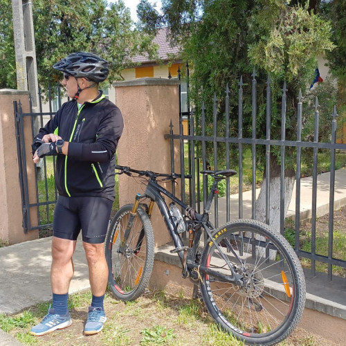 Un senator din Botoșani votează pe bicicletă