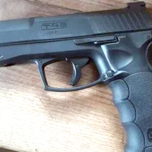 Un tânăr din Criscior, cercetat pentru cumpărarea unui pistol fără permis