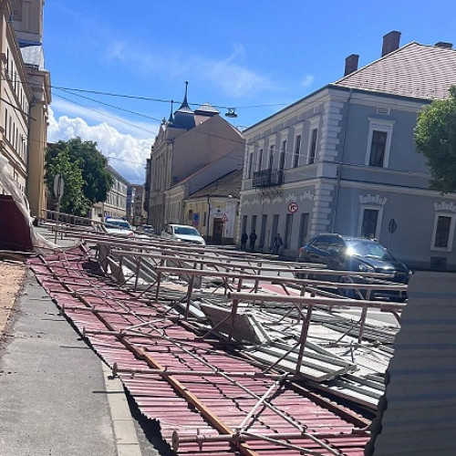 Pompierii din Satu Mare intervin din cauza vântului puternic