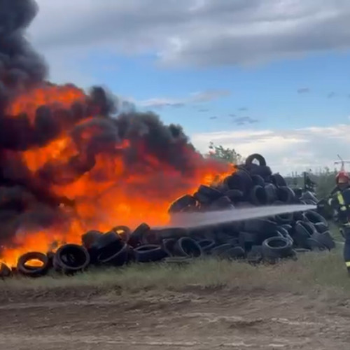 Pompierii suplimentează forțele de intervenție pentru un incident