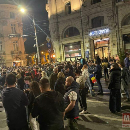 Sute de susținători s-au adunat pentru a celebra victoria lui Nicușor Dan