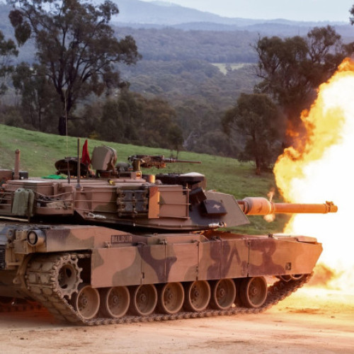 Primele tancuri Abrams dezafectate din Ucraina, încărcate pentru transport