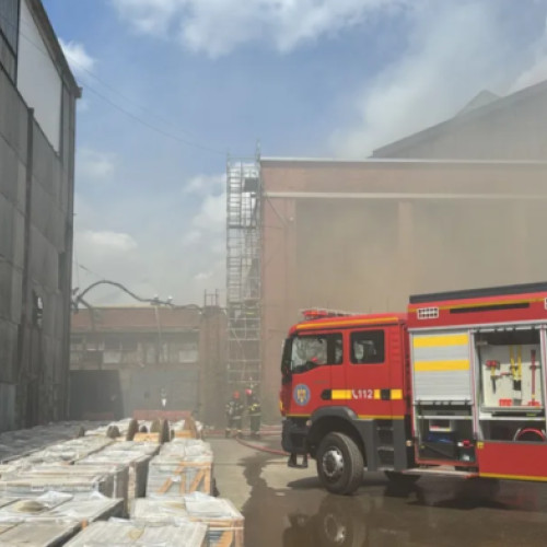 Incendiu la o hală din București, pompierii intervin cu 10 autospeciale