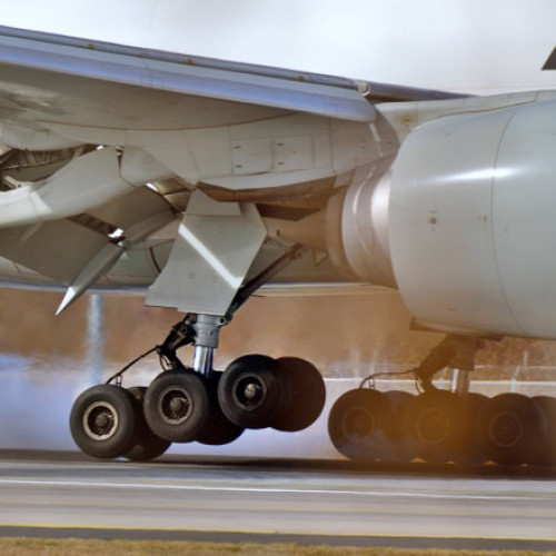 Vamesii polonezi confiscă 5 tone de anvelope pentru aeronave destinate Rusiei