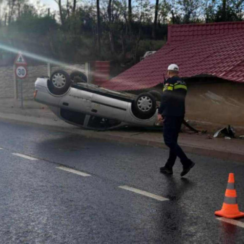 Accident rutier în Alba Iulia: Un autoturism s-a răsturnat