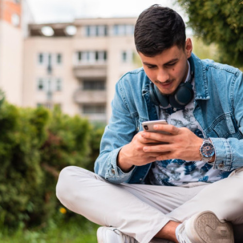 Aproape jumătate dintre tineri ar prefera o lume fără internet