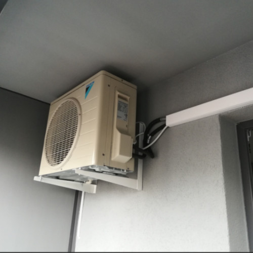 Locatara din Cluj-Napoca se plânge de intervenții neautorizate la balconul comun