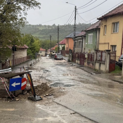 Stradă esențială pentru comunitate, blocată de mai bine de trei luni