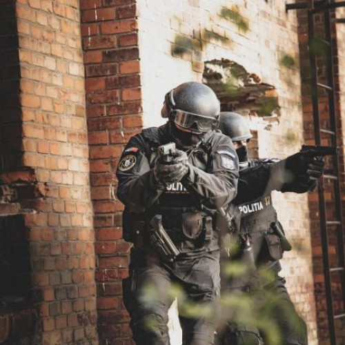 Peste 200 de forțe MAI desfășoară percheziții în București și alte județe