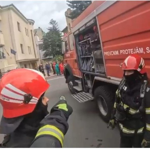 Pompierii din Arad desfășoară un exercițiu tactic la Policlinica CFR