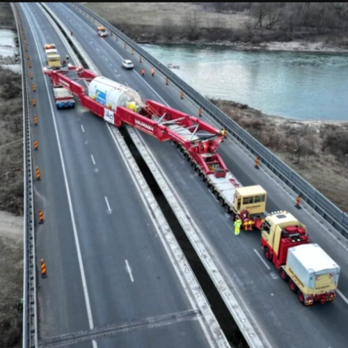 Convoi agabaritic transportă un generator spre termocentrala Mintia