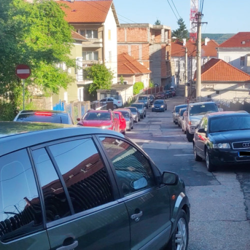 Două mașini ignoră semnele de circulație într-un incident surprins pe stradă