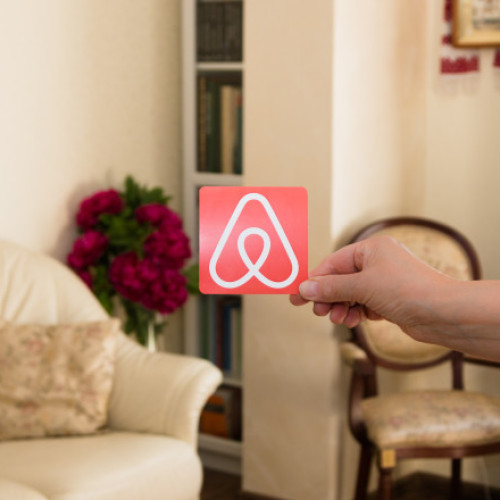Spania combate proprietățile Airbnb prin eliminarea a peste 65.000 de anunțuri
