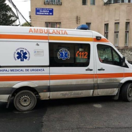 Doi bărbați electrocutati în Mihai Viteazu, transportați la spital