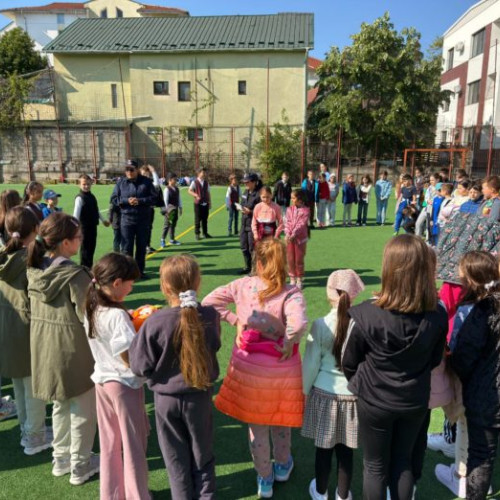 Ziua Şcolii Gimnaziale "Elena Rares" a fost marcată cu o lecție de viață