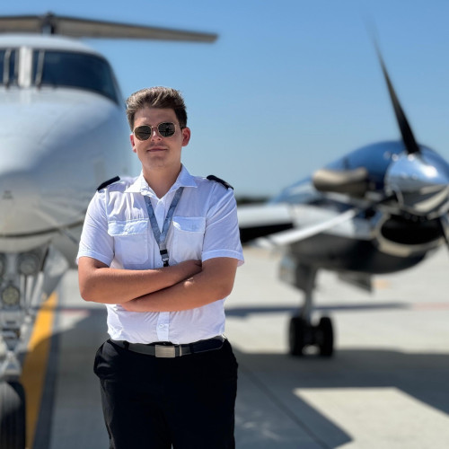 Un tânăr din Botoșani își urmează visul de a deveni pilot