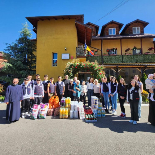 Ajutoare pentru bătrânii din Târgoviște, oferite de tineri