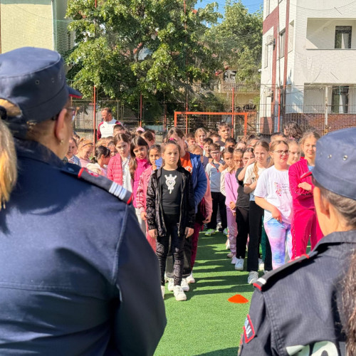 Elevii Școlii Gimnaziale "Elena Răres" din Botoșani învață despre siguranța în caz de incendiu