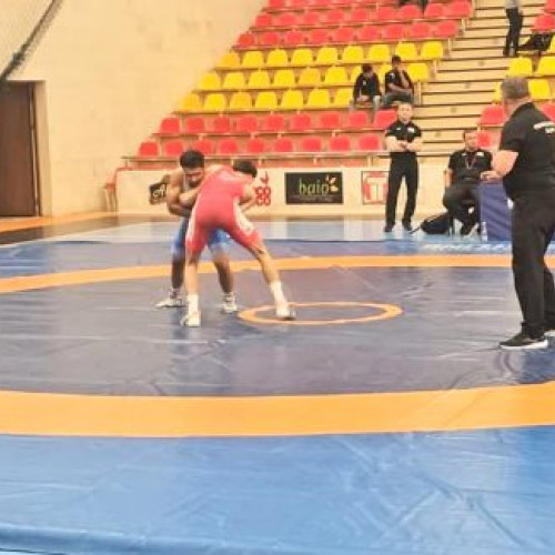 Sportivii de la CS Petrolul Ploiesti, medaliați la Campionatul Național de Lupte U20