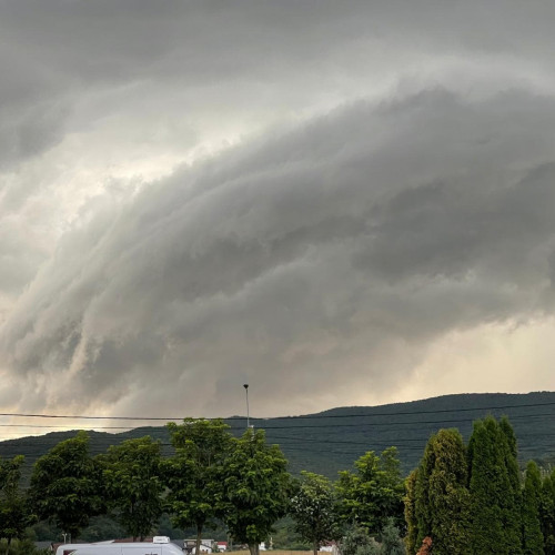 Condiții meteo severe în țară, cu ploi torentiale și furtuni