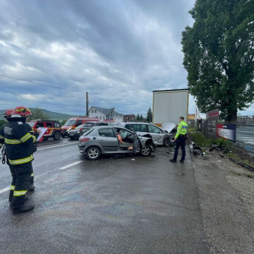 Trei persoane implicate într-un accident, două transportate la spital