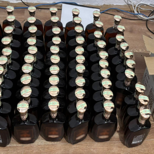 Polițiștii de frontieră confiscă sticle de coniac și țigări la Păltiniș