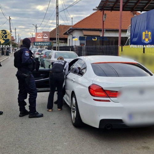 Doi bărbați arestați pentru fraudă și constituirea unui grup infracțional