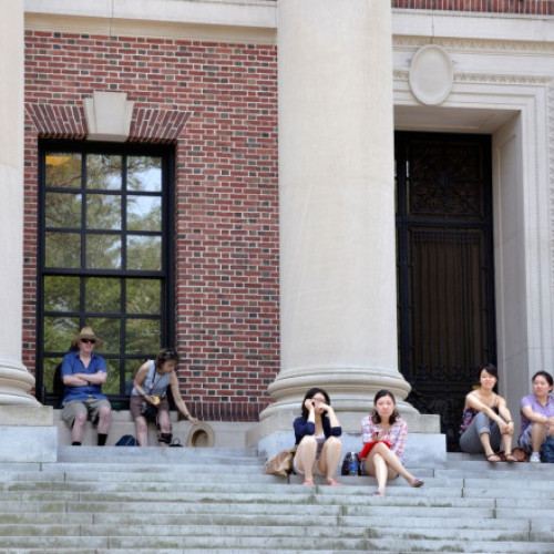 Administratia Trump interzice Harvard să accepte studenți străini