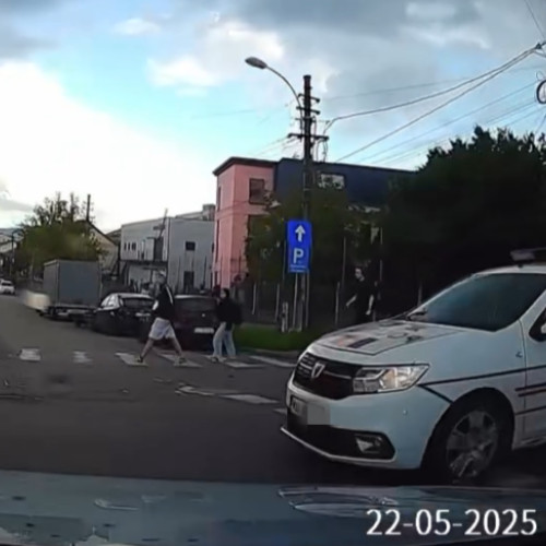 Incidente rutiere la Cluj: Un sofer aproape de un accident cu o masina de politie