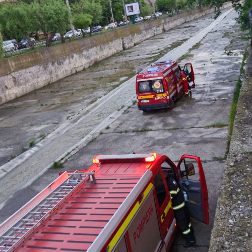 Persoană căzută în albia râului Cuejdi, intervenție a pompierilor