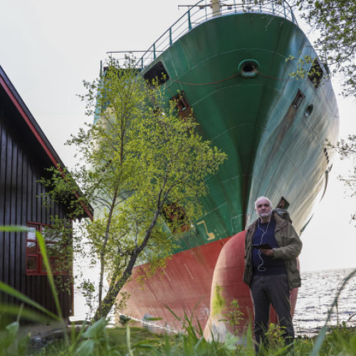 O navă cargo a eşuat în grădina unui bărbat din Norvegia