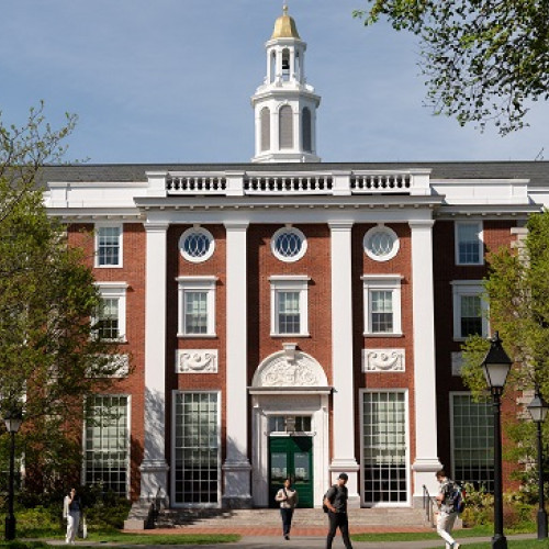 Universitatea Harvard pierde dreptul de a accepta studenți străini sub conducerea administrației Trump