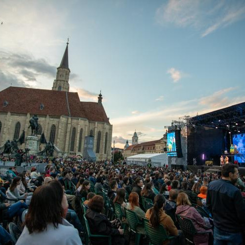 Clujenii se bucură de deschiderea Zilelor Clujului, în ciuda vremii nefavorabile