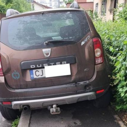 Un autoturism blochează trotuarul, creând dificultăți pentru pietoni