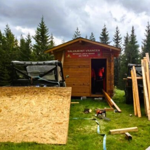 Salvamontiștii din Vrancea au renovat refugiul de la Lacul Negru