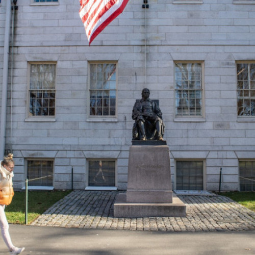 Studenții chinezi de la Harvard anulează zborurile și solicită consiliere legală