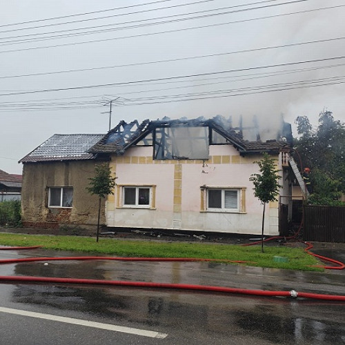 Incendiu la o casă din Carei, nimeni nu a fost rănit