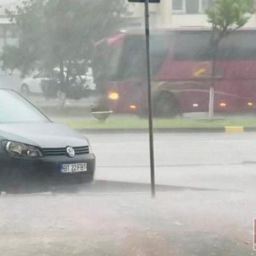 Ploaie puternică în Botoșani, cu gheață inclusă