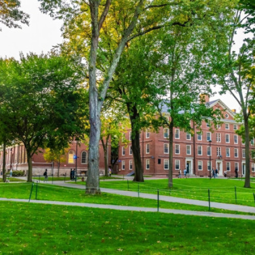 Decizie judecătorească care protejează drepturile studenților internaționali la Harvard