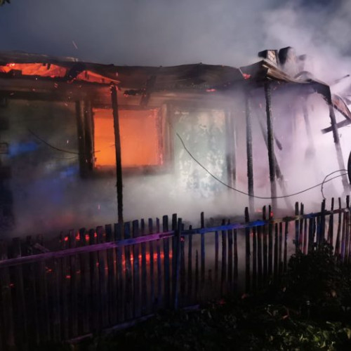 Incendiul devastator din Santa Mare: o femeie de 90 de ani își pierde totul