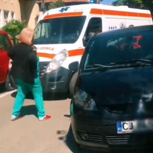 O ambulanță blocată din cauza unei parcări necorespunzătoare în Cluj