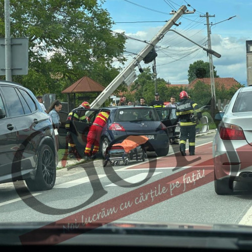 Accident rutier grav în Gorj: un bărbat a fost rănit după ce a lovit un stâlp