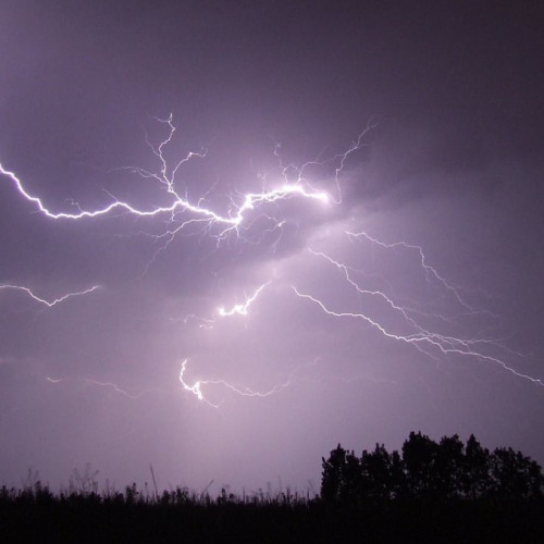 Tragedie în Turnu Ruieni: Doi tineri loviți de fulger